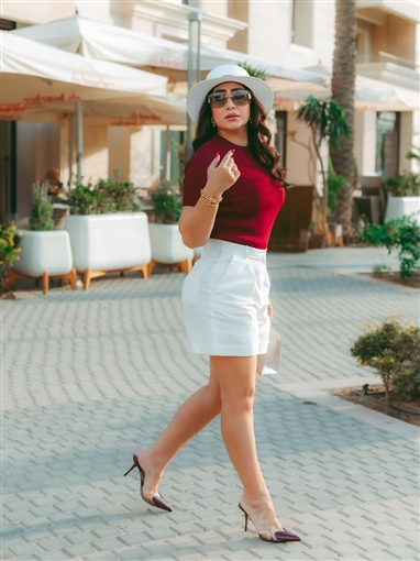 بوسي بإطلالة صيفية كاجوال في أحدث جلسة تصوير