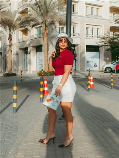 بوسي بإطلالة صيفية كاجوال في أحدث جلسة تصوير