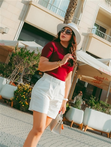 بوسي بإطلالة صيفية كاجوال في أحدث جلسة تصوير