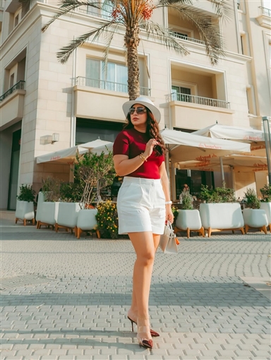 بوسي بإطلالة صيفية كاجوال في أحدث جلسة تصوير