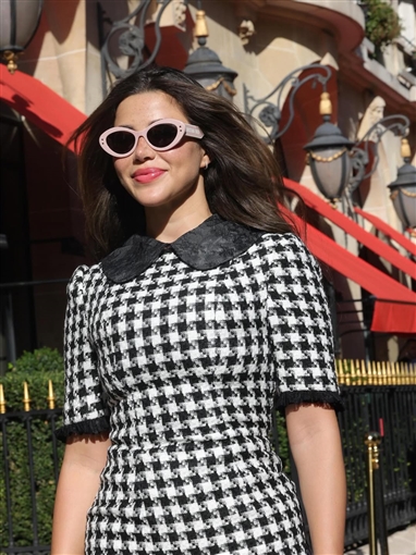 يارا السكري بإطلالة تبرز رشاقتها في جولة بشوارع باريس