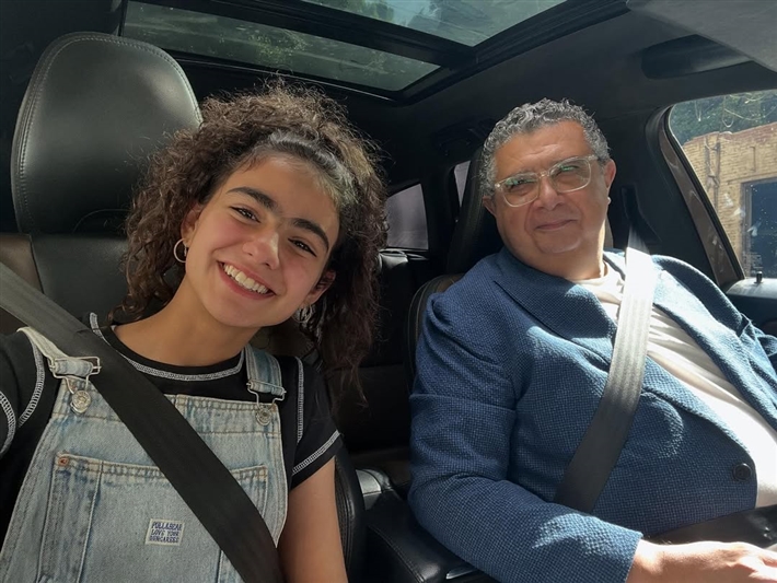 أجواء مرحة تجمع ريتال عبد العزيز بنجوم فيها إيه يعني ماجد الكدواني وغادة عادل ومصطفى غريب في الكواليس