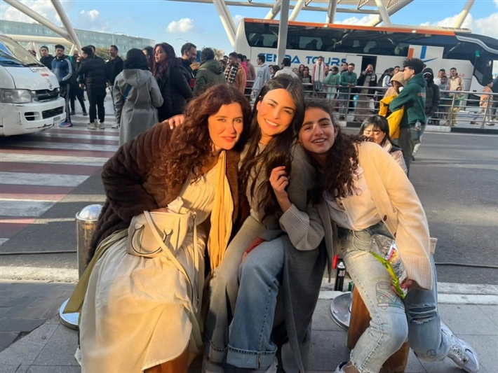 أجواء مرحة تجمع ريتال عبد العزيز بنجوم فيها إيه يعني ماجد الكدواني وغادة عادل ومصطفى غريب في الكواليس