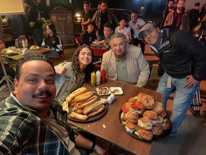 أجواء مرحة تجمع ريتال عبد العزيز بنجوم فيها إيه يعني ماجد الكدواني وغادة عادل ومصطفى غريب في الكواليس