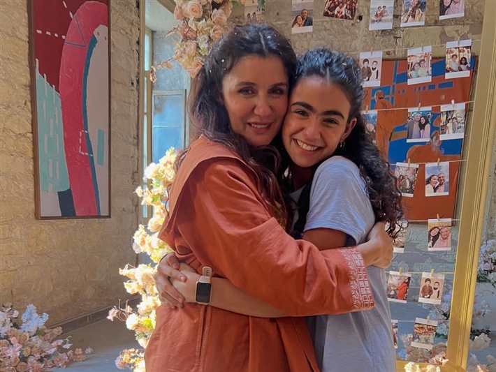 أجواء مرحة تجمع ريتال عبد العزيز بنجوم فيها إيه يعني ماجد الكدواني وغادة عادل ومصطفى غريب في الكواليس