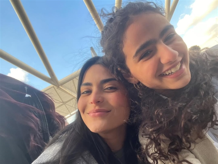 أجواء مرحة تجمع ريتال عبد العزيز بنجوم فيها إيه يعني ماجد الكدواني وغادة عادل ومصطفى غريب في الكواليس