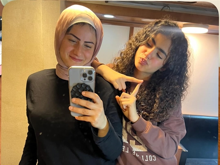 أجواء مرحة تجمع ريتال عبد العزيز بنجوم فيها إيه يعني ماجد الكدواني وغادة عادل ومصطفى غريب في الكواليس