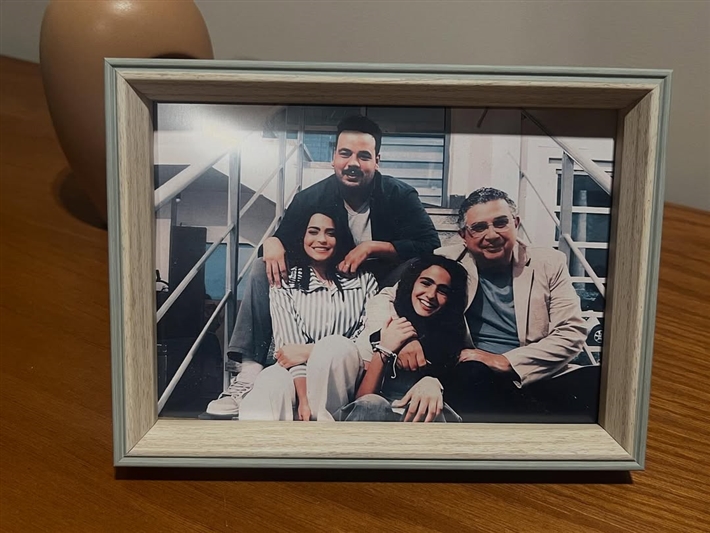 أجواء مرحة تجمع ريتال عبد العزيز بنجوم فيها إيه يعني ماجد الكدواني وغادة عادل ومصطفى غريب في الكواليس