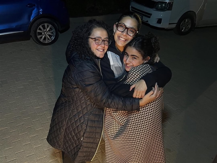 أجواء مرحة تجمع ريتال عبد العزيز بنجوم فيها إيه يعني ماجد الكدواني وغادة عادل ومصطفى غريب في الكواليس