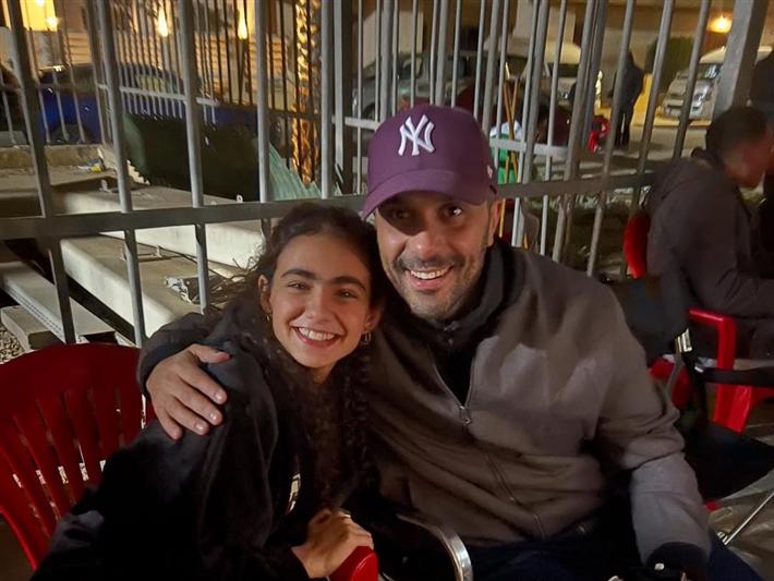 أجواء مرحة تجمع ريتال عبد العزيز بنجوم فيها إيه يعني ماجد الكدواني وغادة عادل ومصطفى غريب في الكواليس