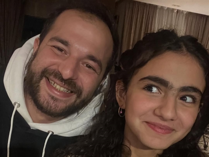 أجواء مرحة تجمع ريتال عبد العزيز بنجوم فيها إيه يعني ماجد الكدواني وغادة عادل ومصطفى غريب في الكواليس