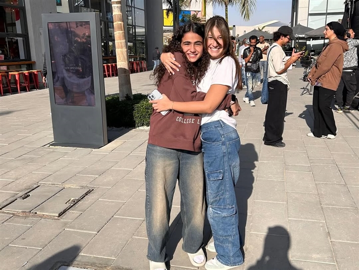 أجواء مرحة تجمع ريتال عبد العزيز بنجوم فيها إيه يعني ماجد الكدواني وغادة عادل ومصطفى غريب في الكواليس