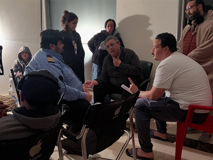 أجواء مرحة تجمع ريتال عبد العزيز بنجوم فيها إيه يعني ماجد الكدواني وغادة عادل ومصطفى غريب في الكواليس