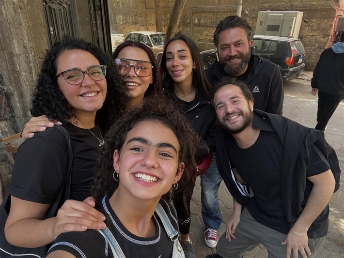 أجواء مرحة تجمع ريتال عبد العزيز بنجوم فيها إيه يعني ماجد الكدواني وغادة عادل ومصطفى غريب في الكواليس