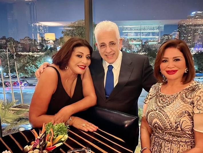 يسرا وحسين فهمي وإلهام شاهين ودينا من بينهم النجوم في عقد قران إيناس الدغيدي