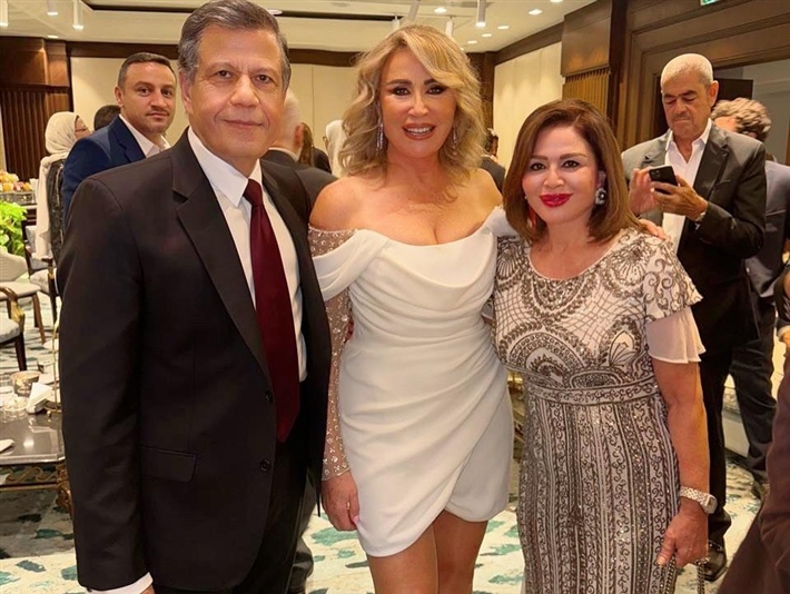 يسرا وحسين فهمي وإلهام شاهين ودينا من بينهم النجوم في عقد قران إيناس الدغيدي