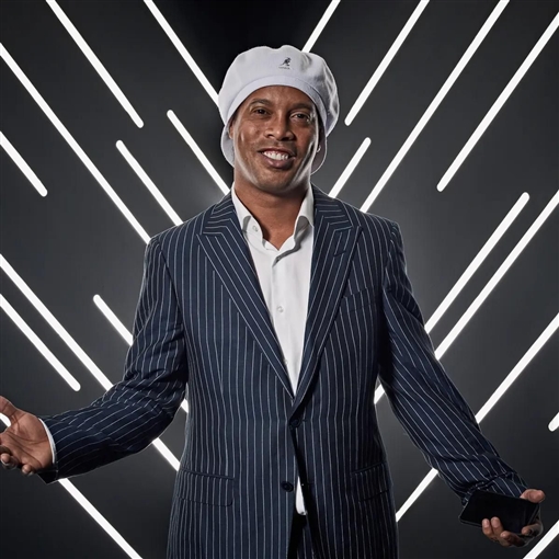 محمد رمضان ورونالدينيو في أغنية عالمية مع المغربي منعم السليماني ومخرج بوليوود غورانغ دوشي