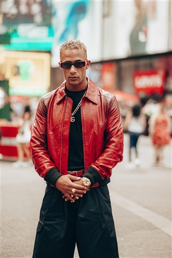 محمد رمضان ورونالدينيو في أغنية عالمية مع المغربي منعم السليماني ومخرج بوليوود غورانغ دوشي