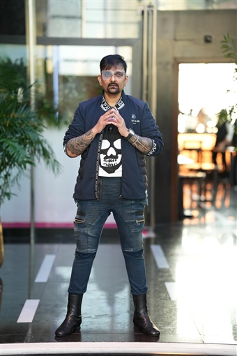 محمد رمضان ورونالدينيو في أغنية عالمية مع المغربي منعم السليماني ومخرج بوليوود غورانغ دوشي