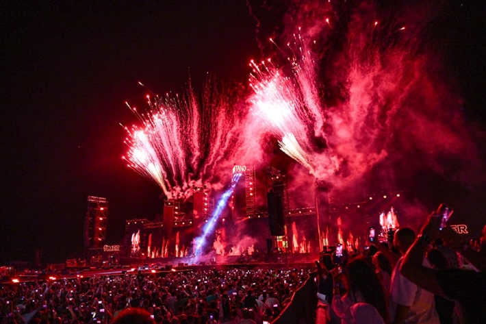 بحضور هيدي كرم ورانيا منصور... تامر حسني وعفروتو واحمد عصام في حفل كامل العدد ببورتو السخنة