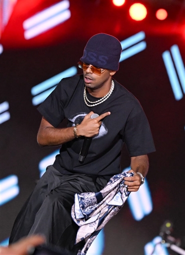 بحضور هيدي كرم ورانيا منصور... تامر حسني وعفروتو واحمد عصام في حفل كامل العدد ببورتو السخنة