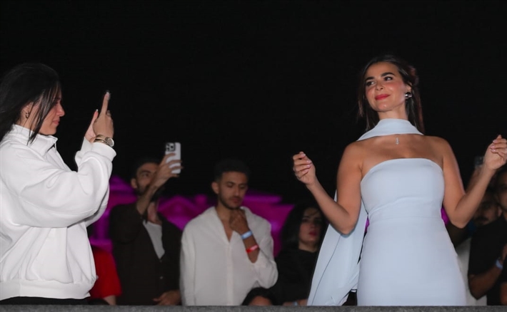 بحضور هيدي كرم ورانيا منصور... تامر حسني وعفروتو واحمد عصام في حفل كامل العدد ببورتو السخنة