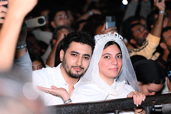 بحضور هيدي كرم ورانيا منصور... تامر حسني وعفروتو واحمد عصام في حفل كامل العدد ببورتو السخنة