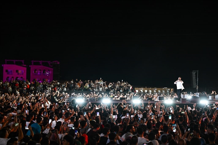 بحضور هيدي كرم ورانيا منصور... تامر حسني وعفروتو واحمد عصام في حفل كامل العدد ببورتو السخنة