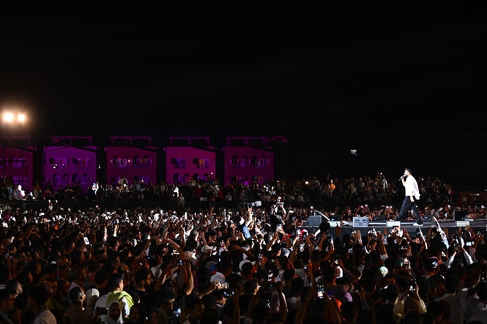 بحضور هيدي كرم ورانيا منصور... تامر حسني وعفروتو واحمد عصام في حفل كامل العدد ببورتو السخنة