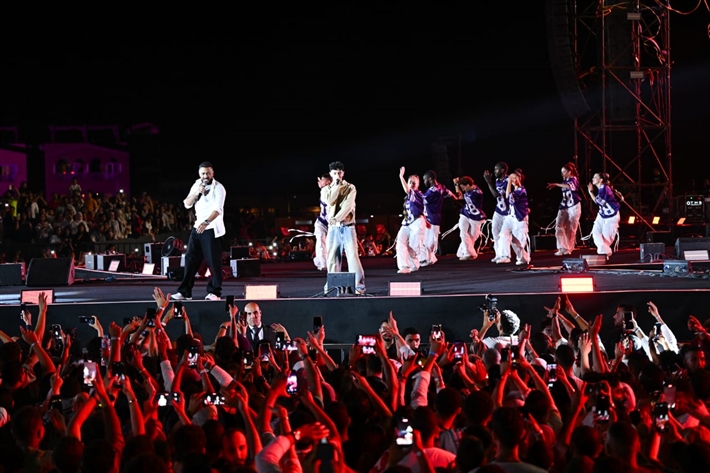 بحضور هيدي كرم ورانيا منصور... تامر حسني وعفروتو واحمد عصام في حفل كامل العدد ببورتو السخنة