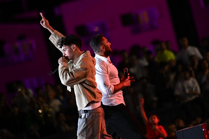 بحضور هيدي كرم ورانيا منصور... تامر حسني وعفروتو واحمد عصام في حفل كامل العدد ببورتو السخنة