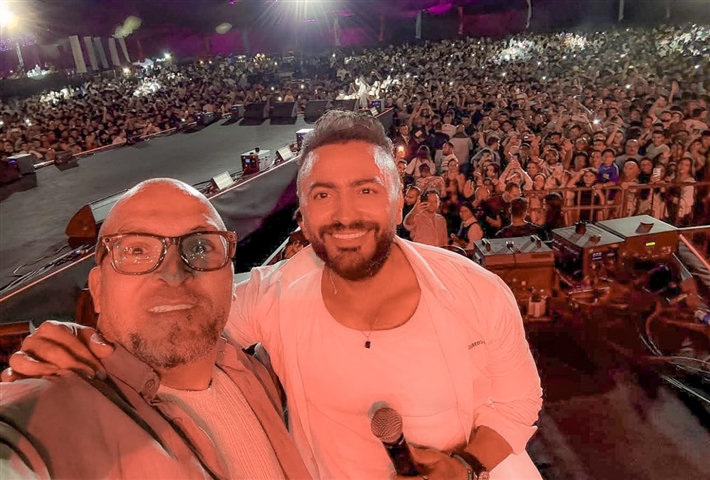 بحضور هيدي كرم ورانيا منصور... تامر حسني وعفروتو واحمد عصام في حفل كامل العدد ببورتو السخنة