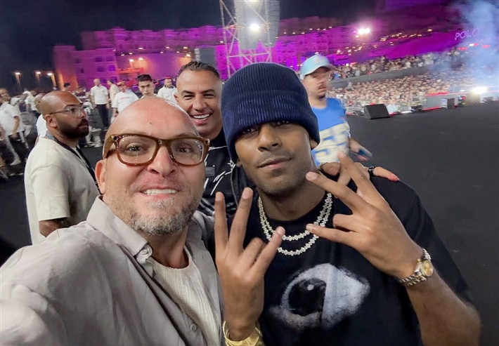 بحضور هيدي كرم ورانيا منصور... تامر حسني وعفروتو واحمد عصام في حفل كامل العدد ببورتو السخنة