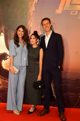 أمير كرارة وأحمد خالد صالح وجنات يساندون هنادي مهنا وأحمد صلاح حسني في عرض أوسكار عودة الماموث 