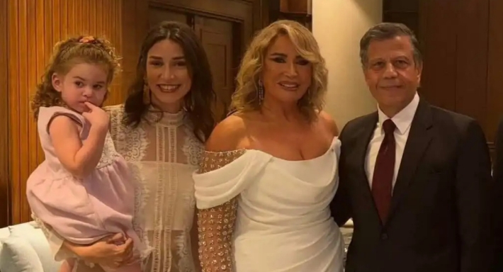 إيناس الدغيدي وابنتها وحفيدتها