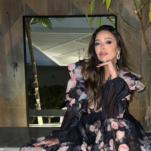  شرطة_الموضة: داليا البحيري بفستان أنيق مزين بالورود بـ 142 ألف جنيها