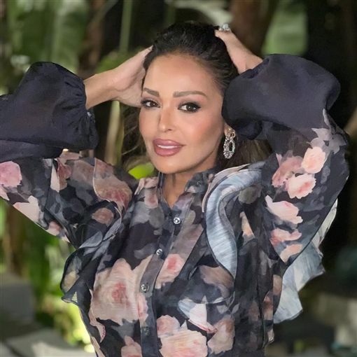  شرطة_الموضة: داليا البحيري بفستان أنيق مزين بالورود بـ 142 ألف جنيها