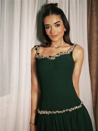 ملك أحمد زاهر بإطلالة مستوحاة من الأفلام القديمة في أحدث جلسة تصوير