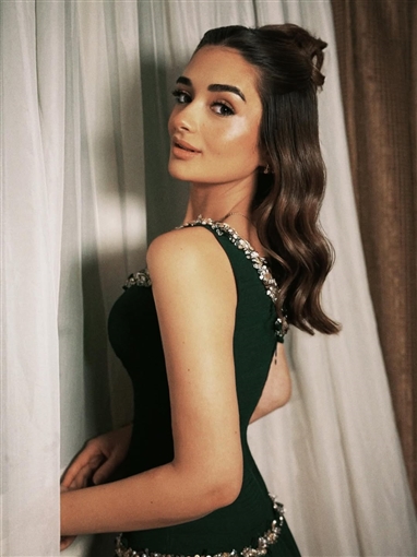 ملك أحمد زاهر بإطلالة مستوحاة من الأفلام القديمة في أحدث جلسة تصوير