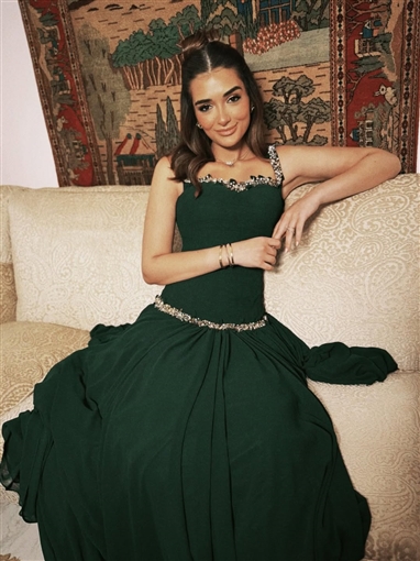 ملك أحمد زاهر بإطلالة مستوحاة من الأفلام القديمة في أحدث جلسة تصوير