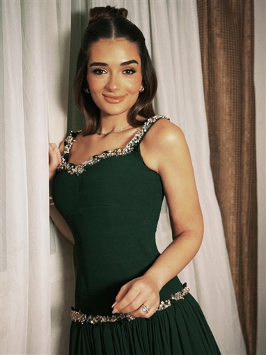 ملك أحمد زاهر بإطلالة مستوحاة من الأفلام القديمة في أحدث جلسة تصوير