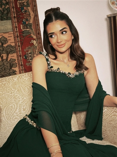 ملك أحمد زاهر بإطلالة مستوحاة من الأفلام القديمة في أحدث جلسة تصوير