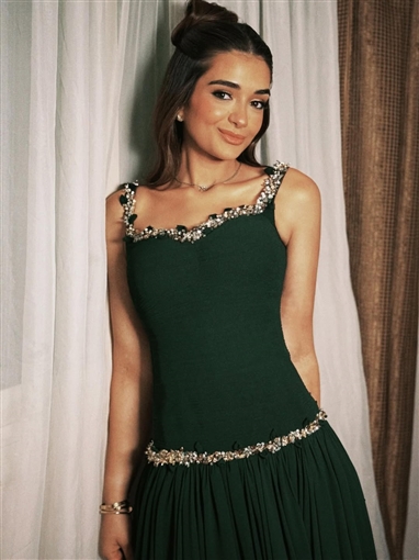 ملك أحمد زاهر بإطلالة مستوحاة من الأفلام القديمة في أحدث جلسة تصوير