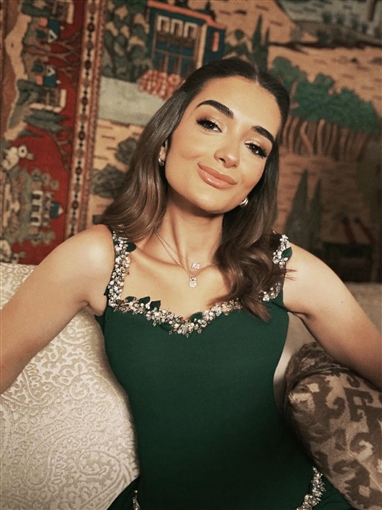 ملك أحمد زاهر بإطلالة مستوحاة من الأفلام القديمة في أحدث جلسة تصوير