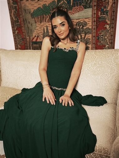 ملك أحمد زاهر بإطلالة مستوحاة من الأفلام القديمة في أحدث جلسة تصوير