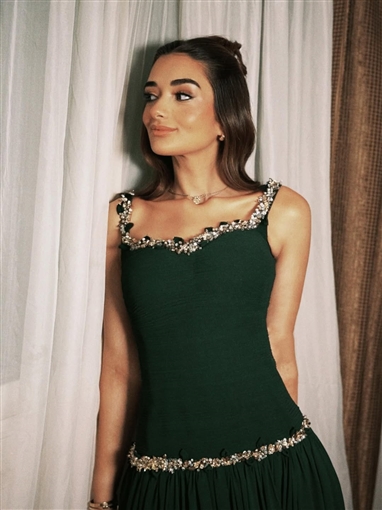 ملك أحمد زاهر بإطلالة مستوحاة من الأفلام القديمة في أحدث جلسة تصوير