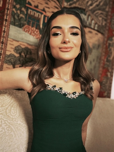 ملك أحمد زاهر بإطلالة مستوحاة من الأفلام القديمة في أحدث جلسة تصوير