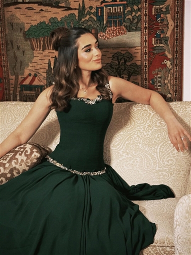 ملك أحمد زاهر بإطلالة مستوحاة من الأفلام القديمة في أحدث جلسة تصوير