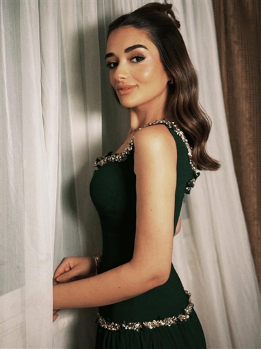 ملك أحمد زاهر بإطلالة مستوحاة من الأفلام القديمة في أحدث جلسة تصوير