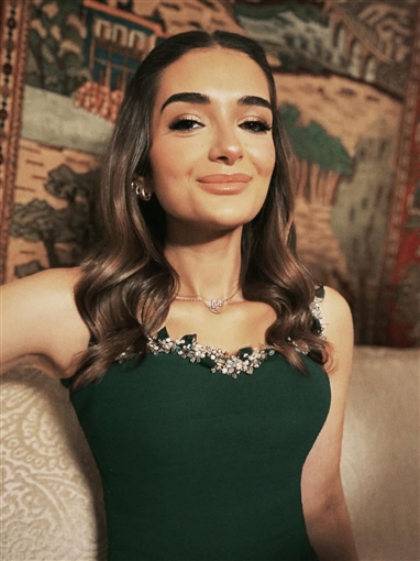 ملك أحمد زاهر بإطلالة مستوحاة من الأفلام القديمة في أحدث جلسة تصوير